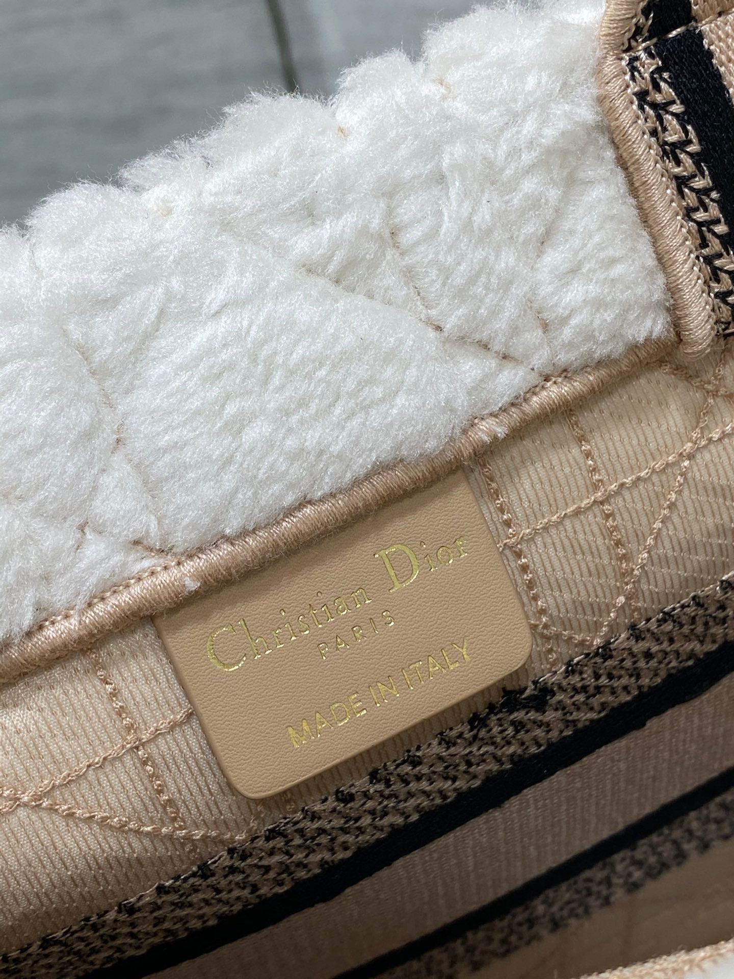 迪D家-Book Tote 2023秋冬毛毛系列 白杏色 小號