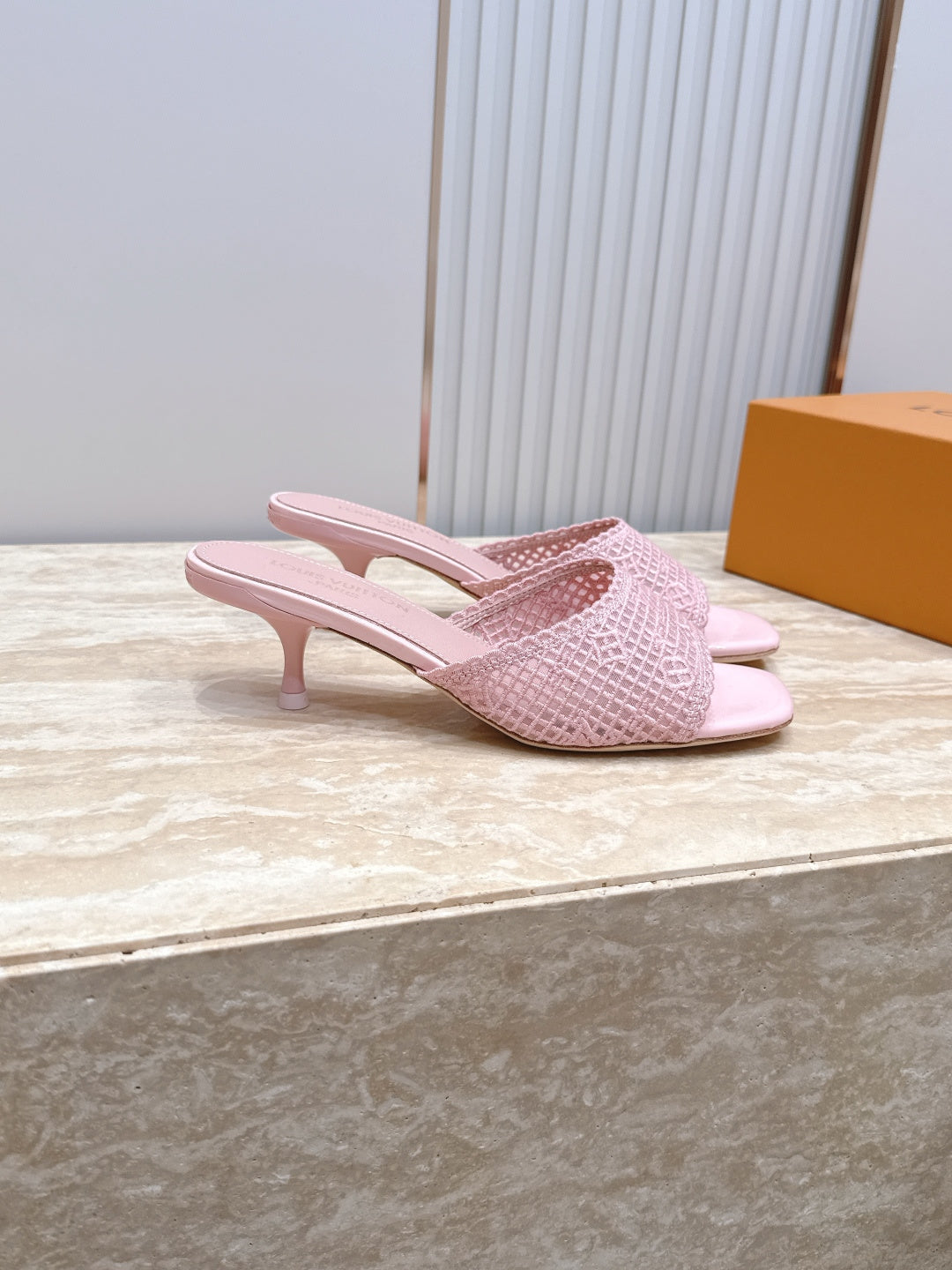 路L家-刺繡蕾絲網面一字帶拖鞋 粉色