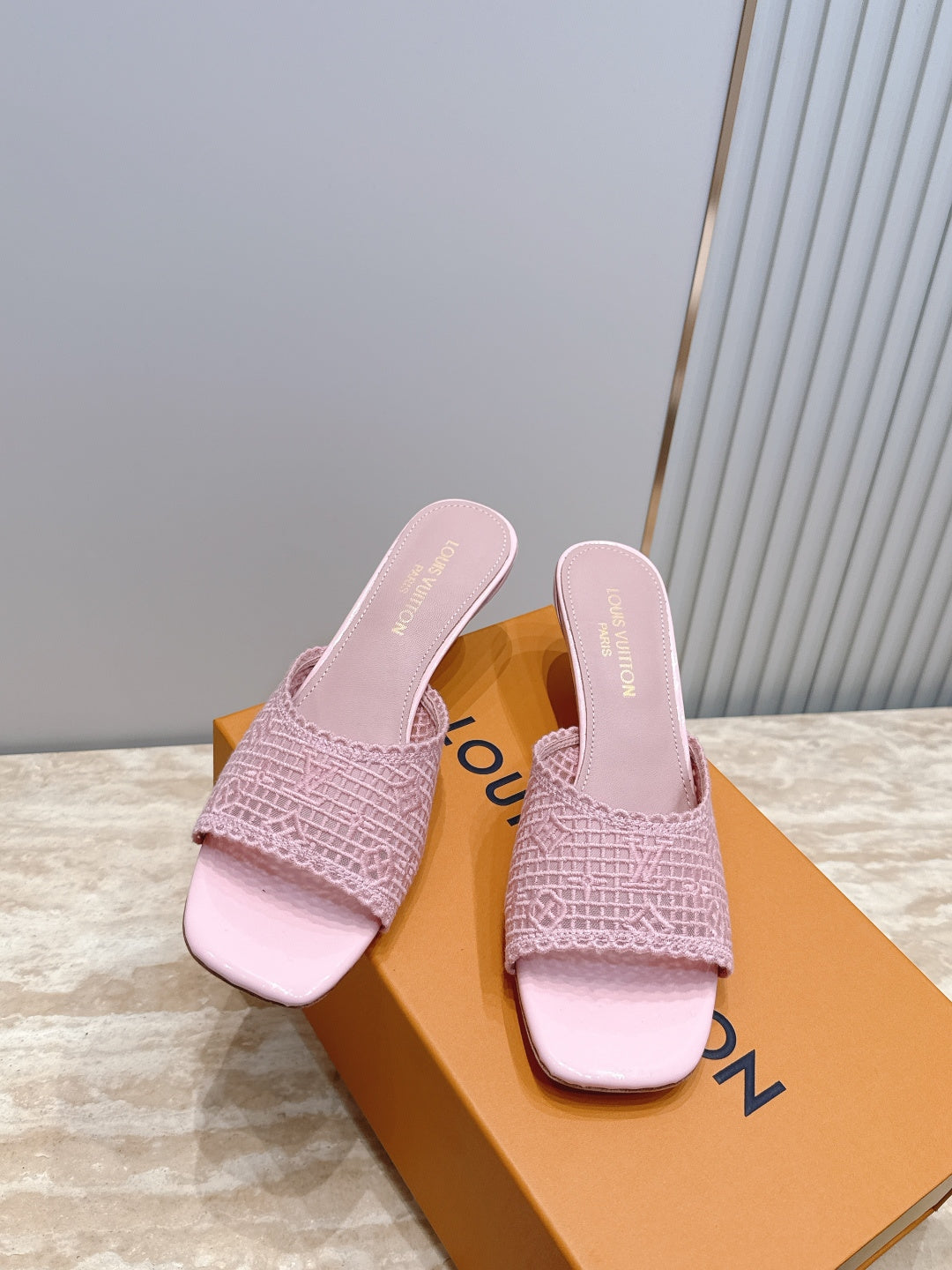 路L家-刺繡蕾絲網面一字帶拖鞋 粉色