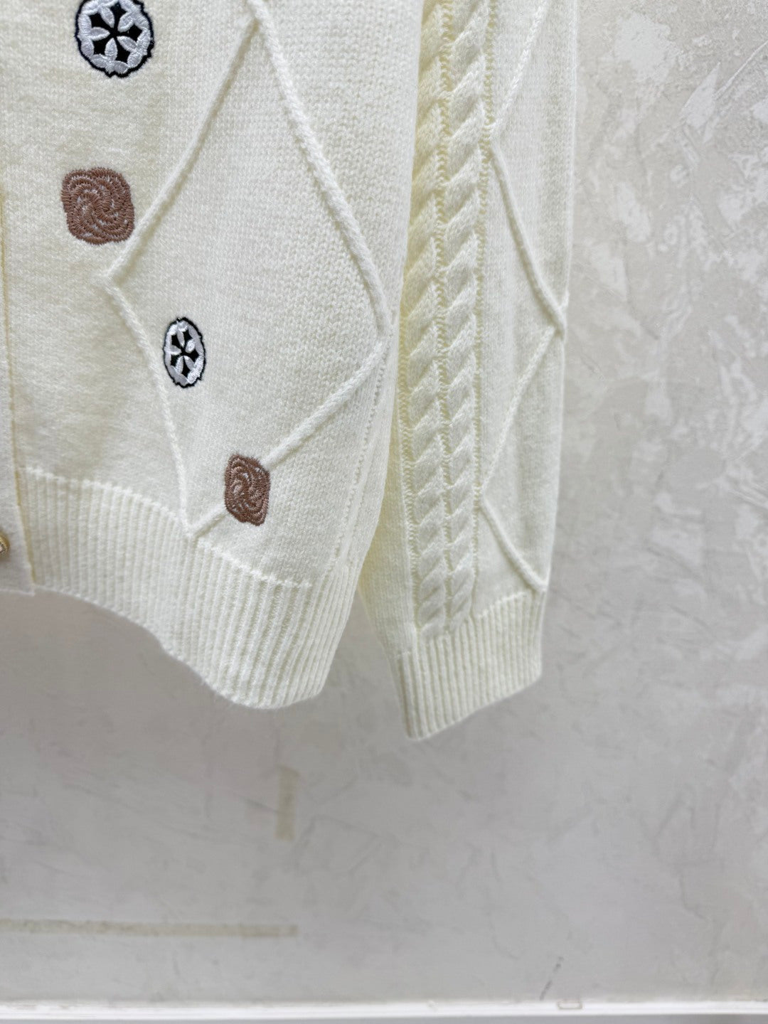 小香家-雪花刺繡高領針織長袖開襟衫 白色
