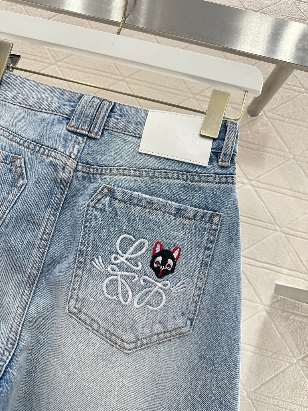 羅L家-2026 刺繡磨白牛仔彎刀褲