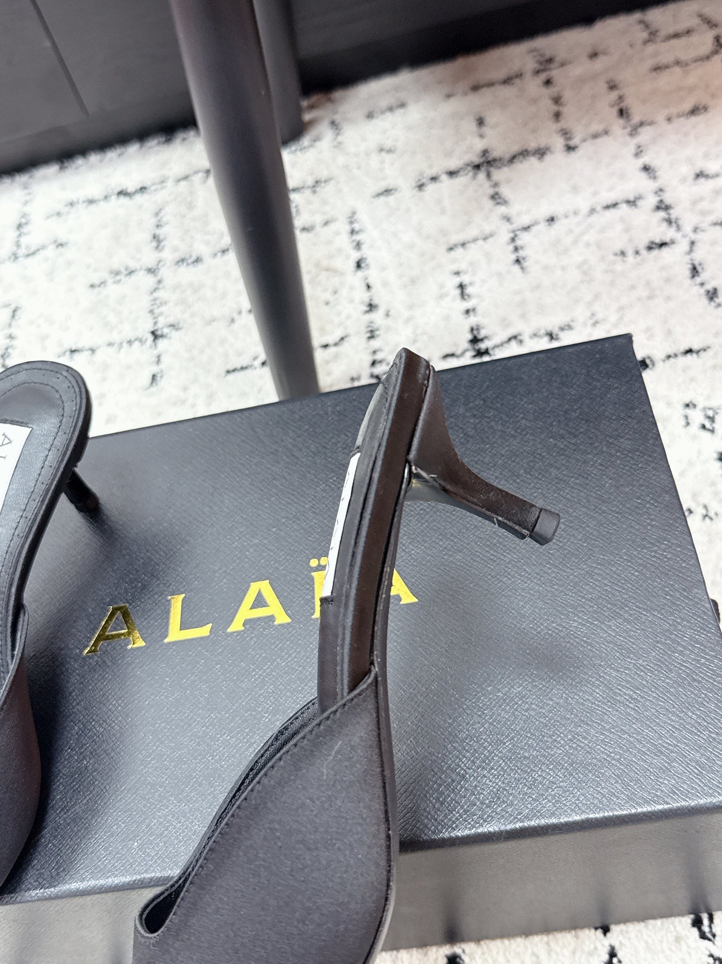 Ala-260707真絲愛心尖頭高跟半拖 黑色