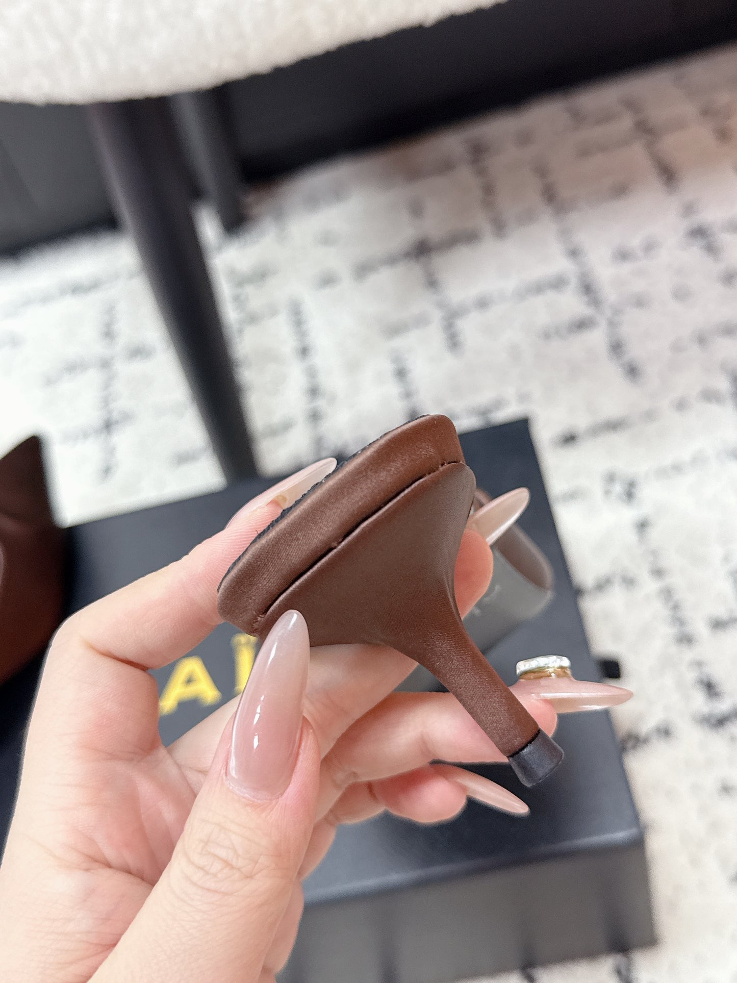 Ala-260707真絲愛心尖頭高跟半拖 咖色