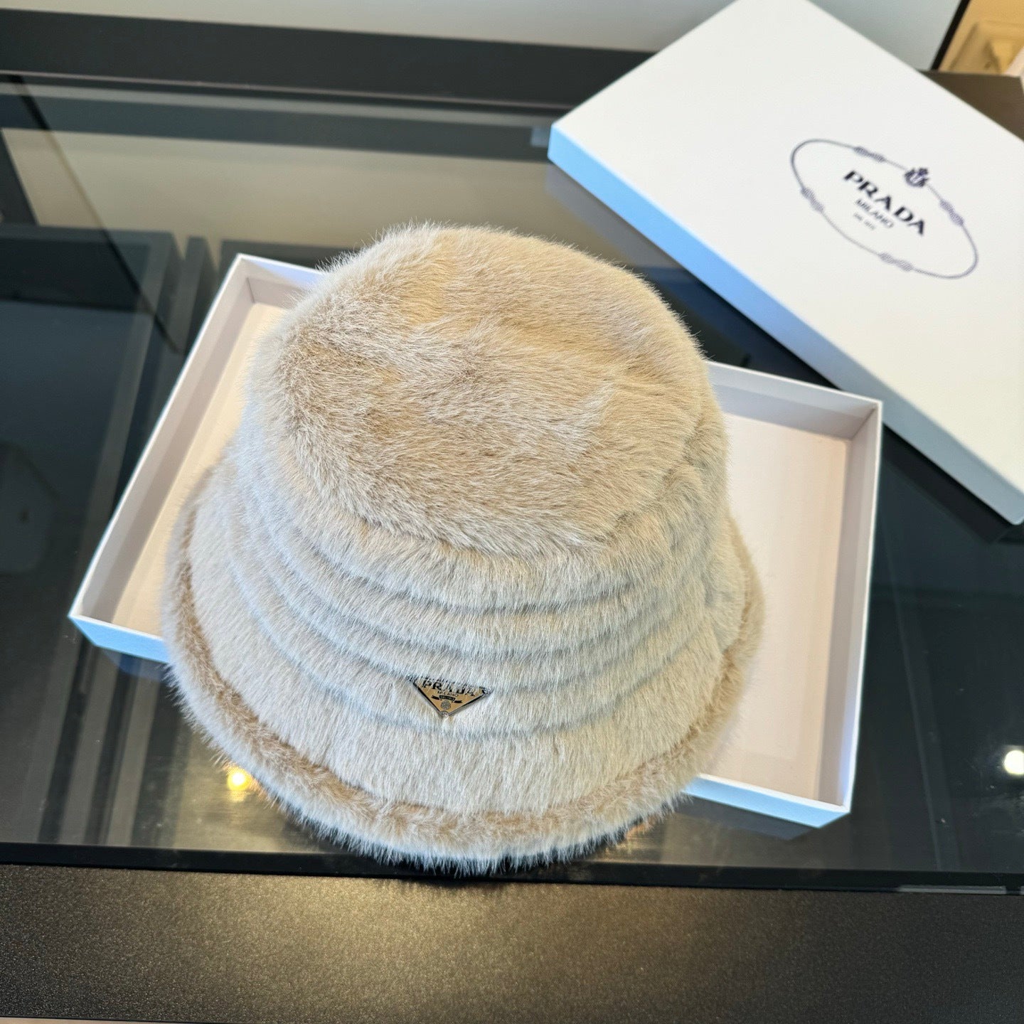 普P家-新款鹿皮絨漁夫帽 加絨護耳帽-米色