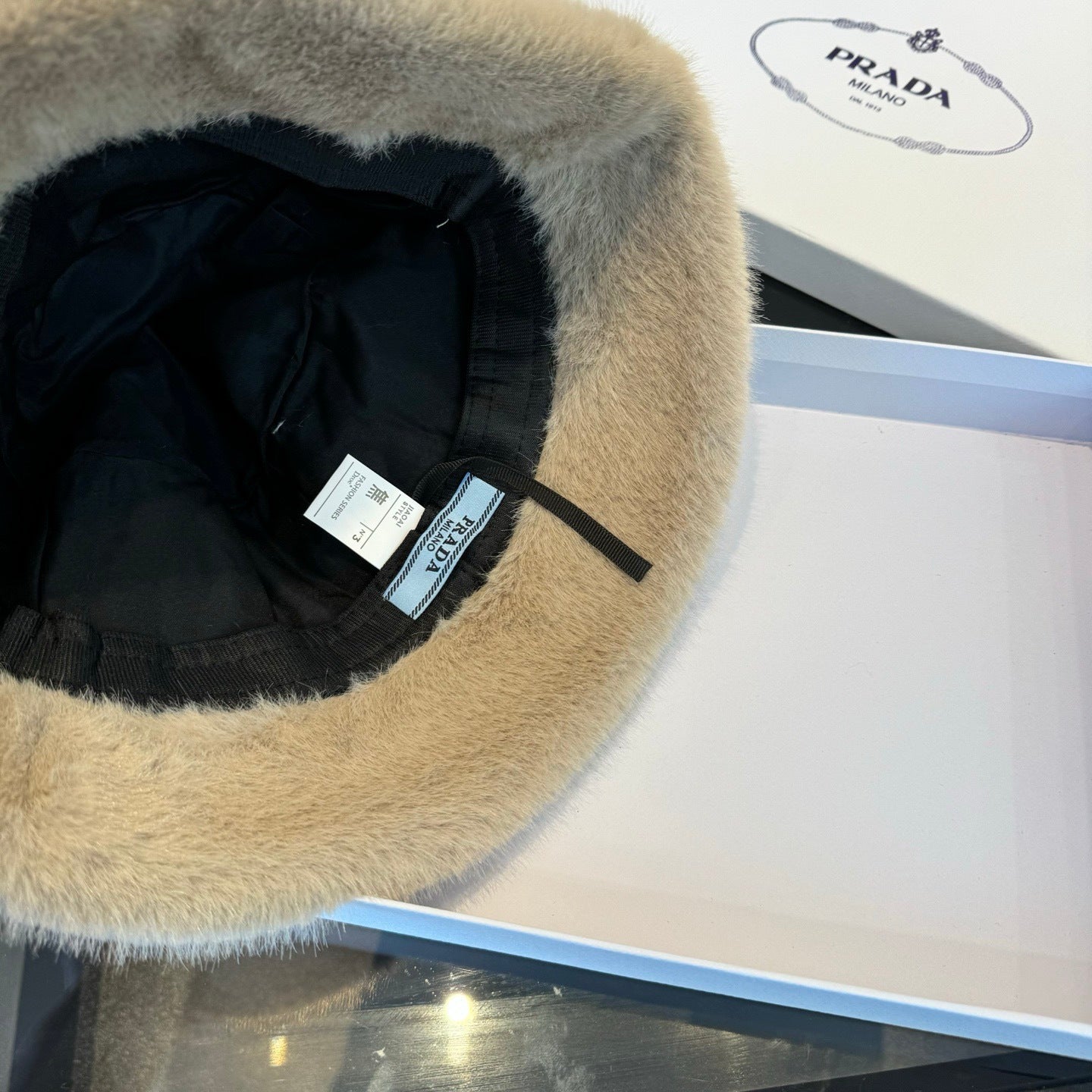 普P家-新款鹿皮絨漁夫帽 加絨護耳帽-米色
