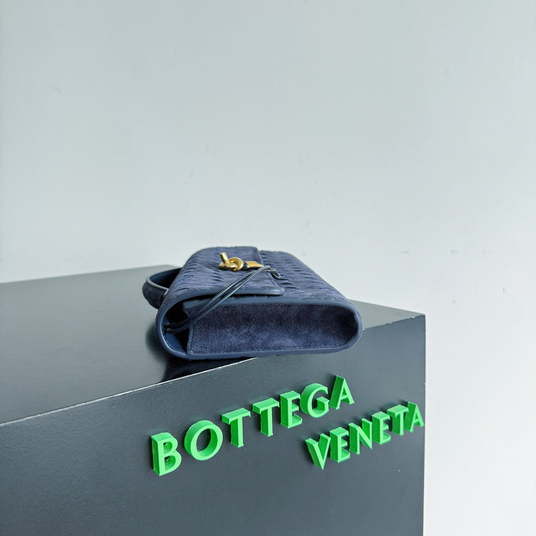 B編織- Veneta扭結扣手拿包 反絨海軍藍
