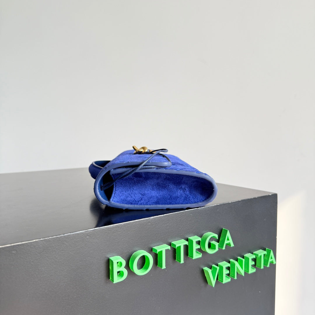 B編織- Veneta扭結扣手拿包 反絨皇室藍