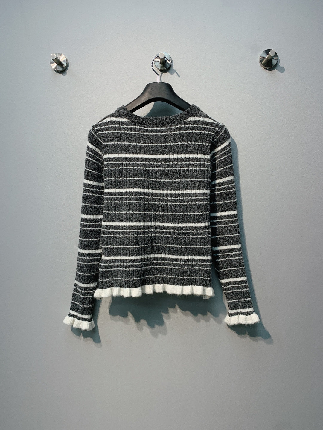 穆M家-針織條紋刺繡字母上衣 灰色