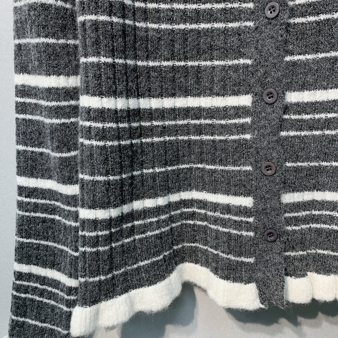 穆M家-針織條紋刺繡字母上衣 灰色