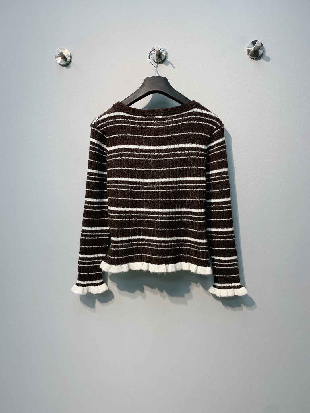 穆M家-針織條紋刺繡字母上衣 咖色