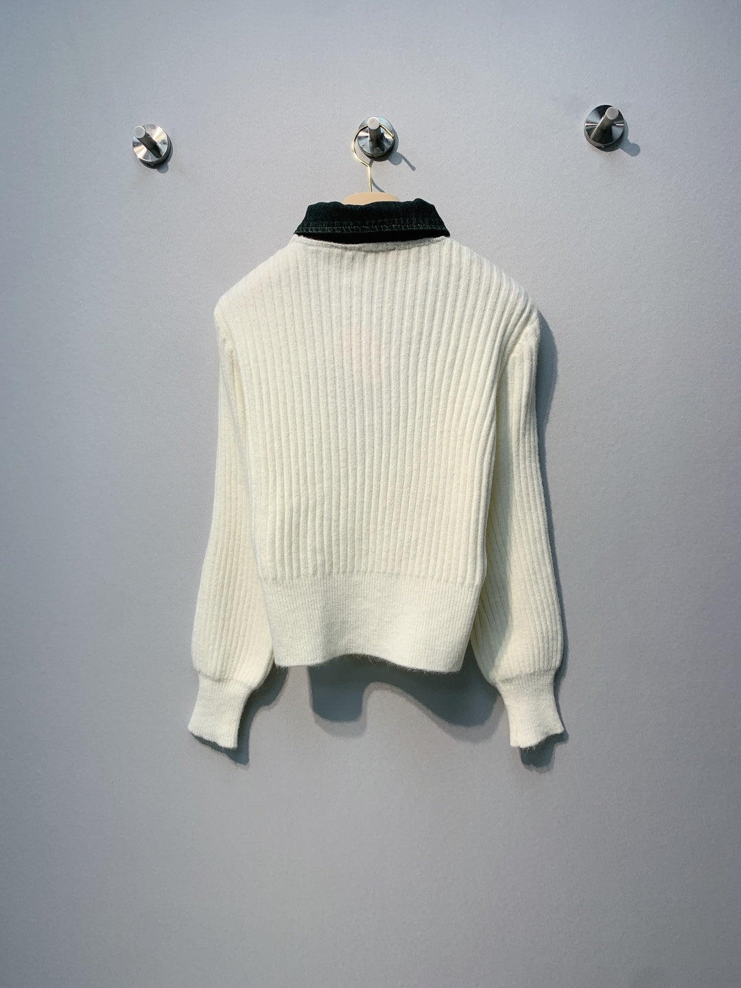 穆M家-牛仔拼接翻領刺繡字母上衣 白色