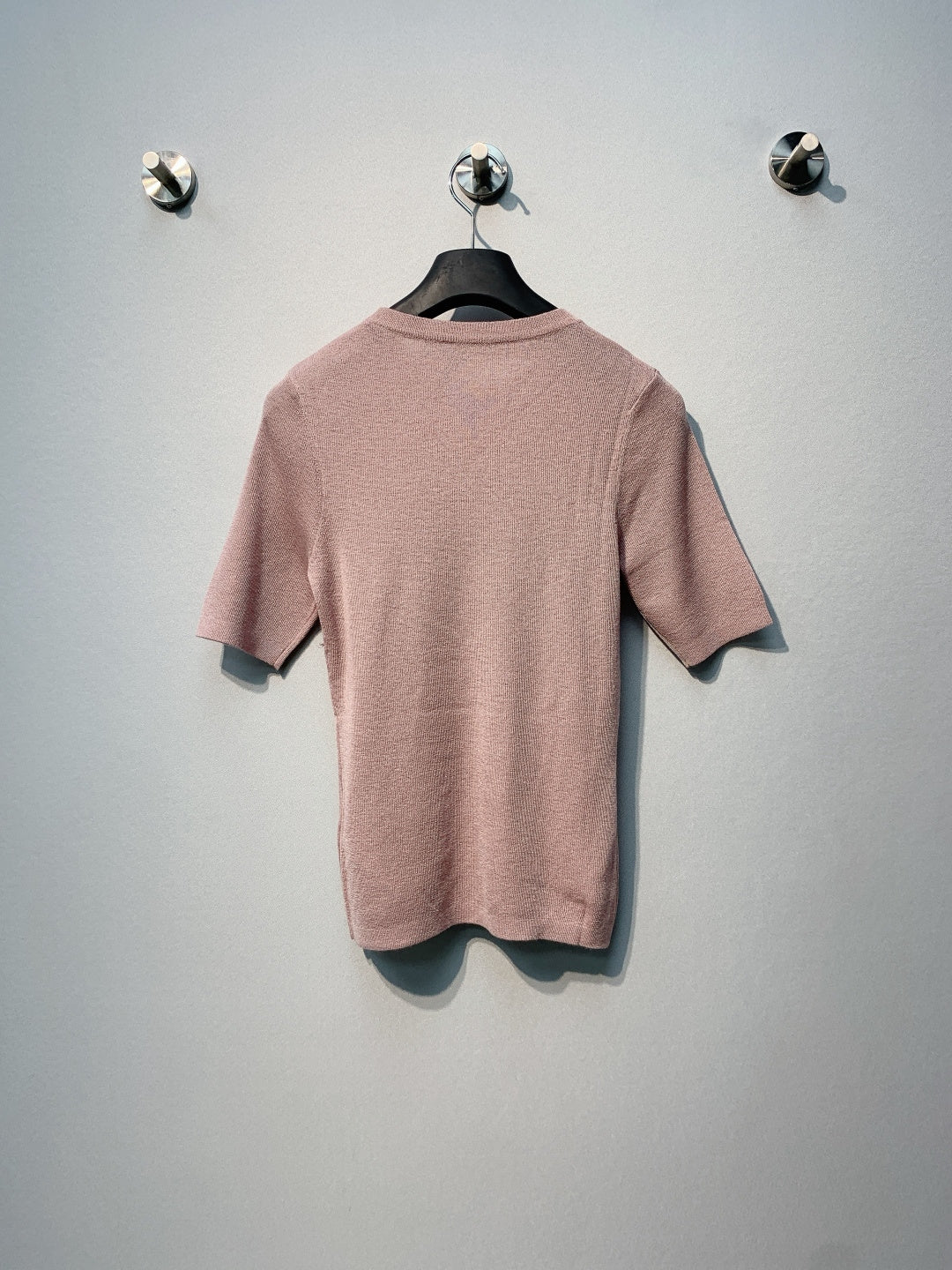 迪D家-圓領簡約刺繡小蜜蜂短袖上衣 粉色