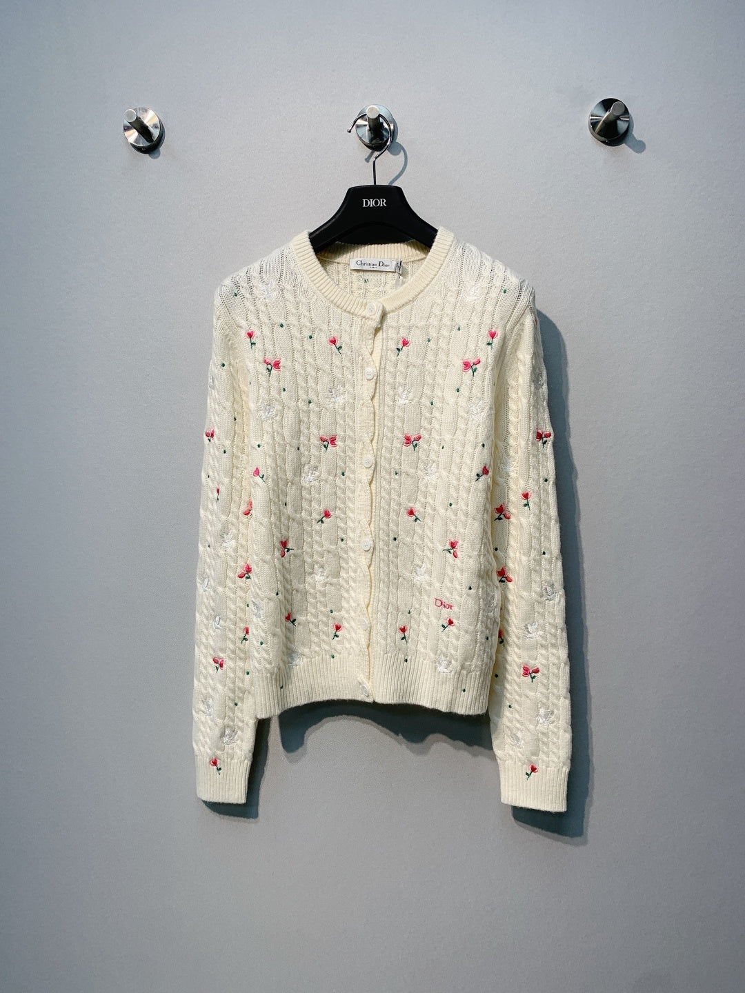 迪D家-針織圓領刺繡花朵紐扣上衣
