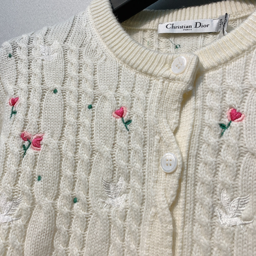 迪D家-針織圓領刺繡花朵紐扣上衣