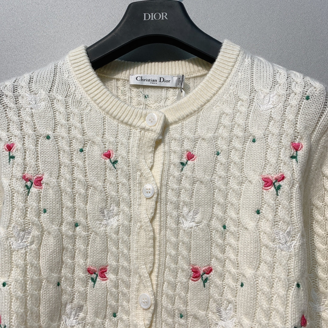 迪D家-針織圓領刺繡花朵紐扣上衣