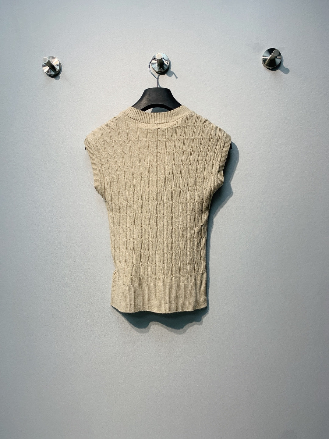 迪D家-V領刺繡蜜蜂無袖上衣 卡其