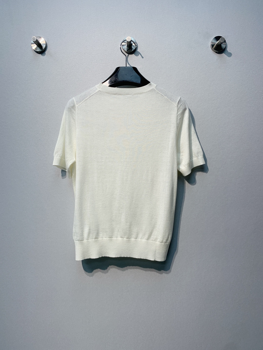 迪D家-針織刺繡四葉草logo上衣 白色