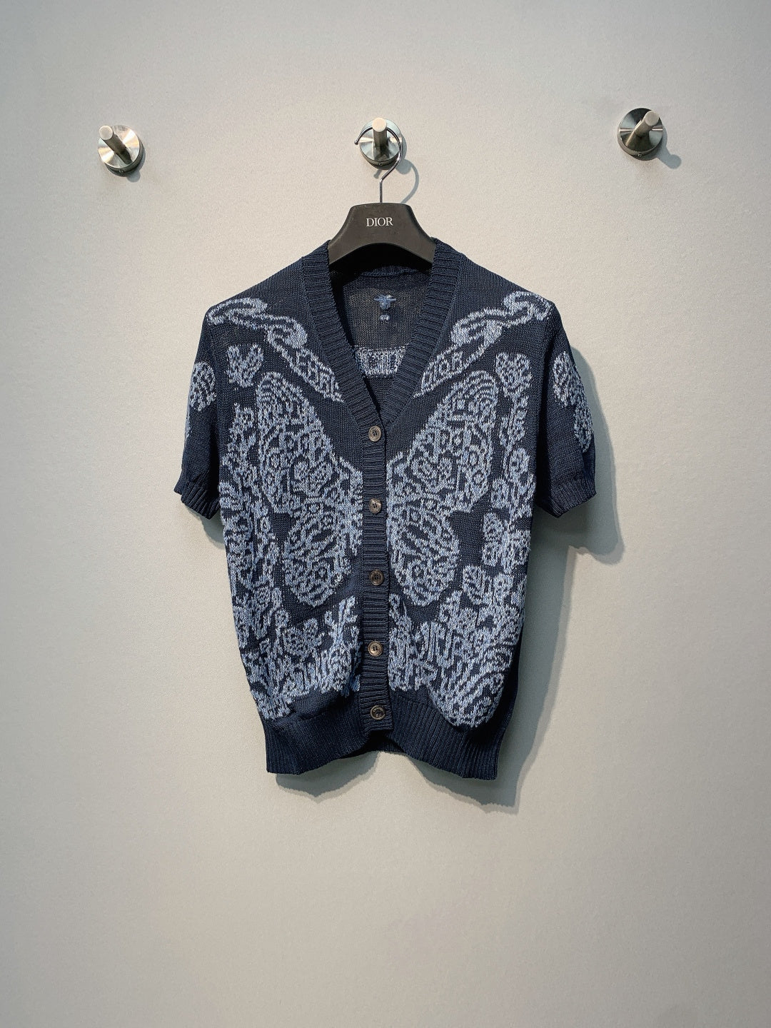 迪D家-V領重工刺繡蝴蝶開襟衫 黑色