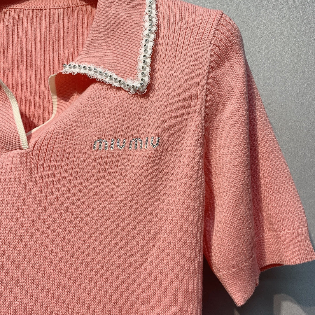 穆M家-2𝟔春夏新款翻領花邊黏珠logo上衣 粉