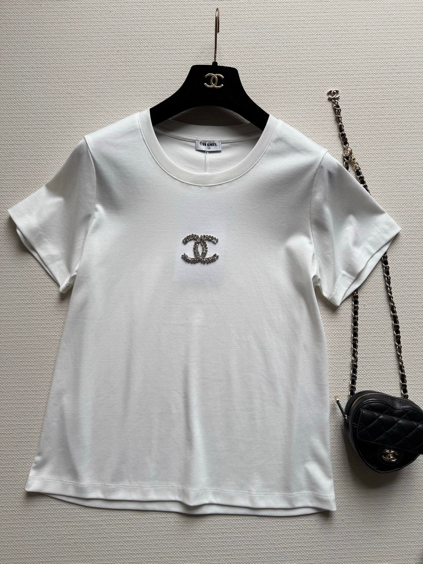 小香家-26金屬LOGO短T 白色