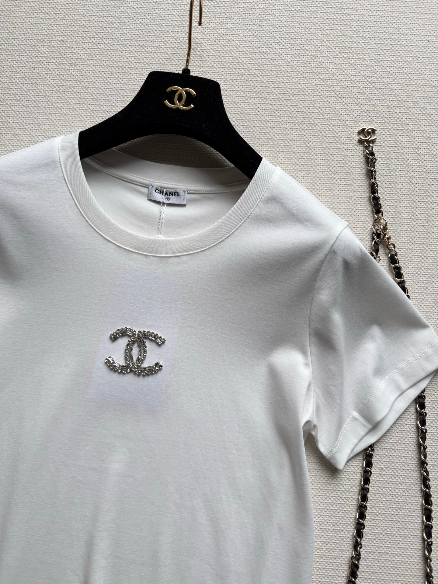 小香家-26金屬LOGO短T 白色
