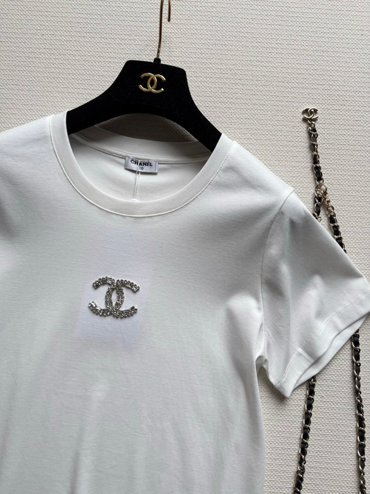 小香家-26金屬LOGO短T 白色