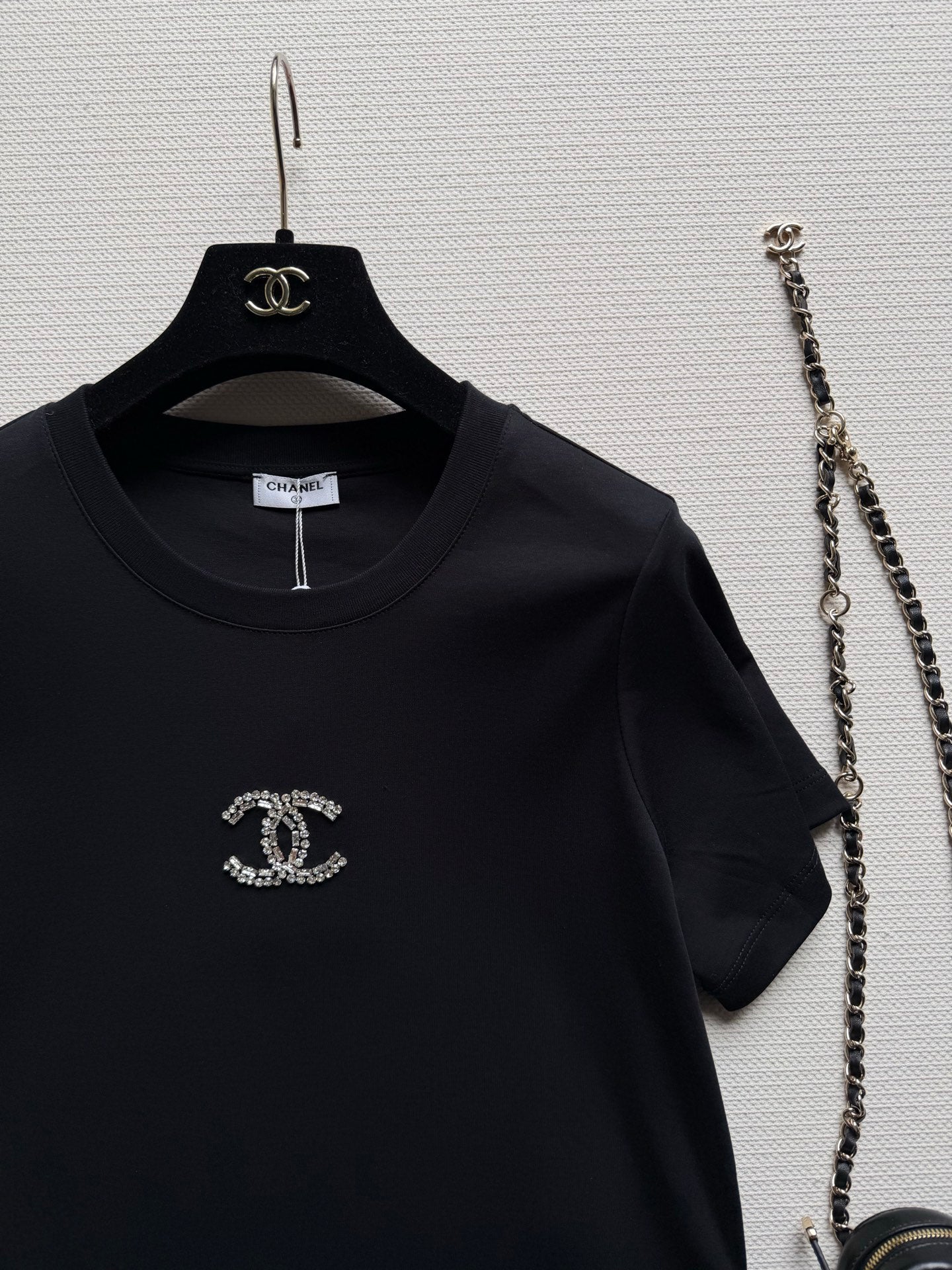 小香家-26金屬LOGO短T 黑色