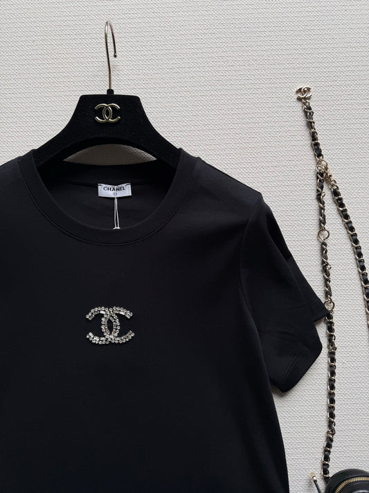 小香家-26金屬LOGO短T 黑色