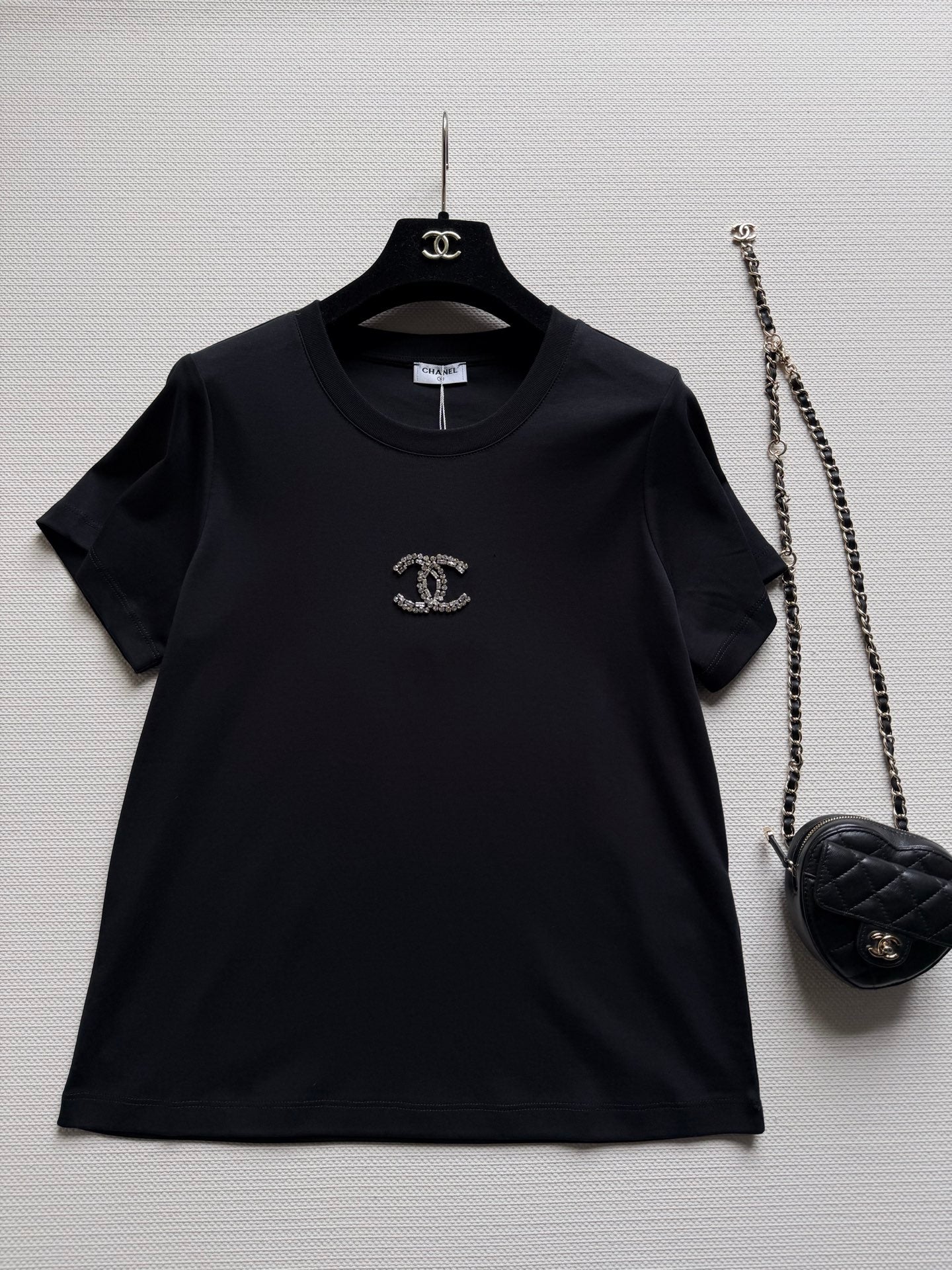 小香家-26金屬LOGO短T 黑色