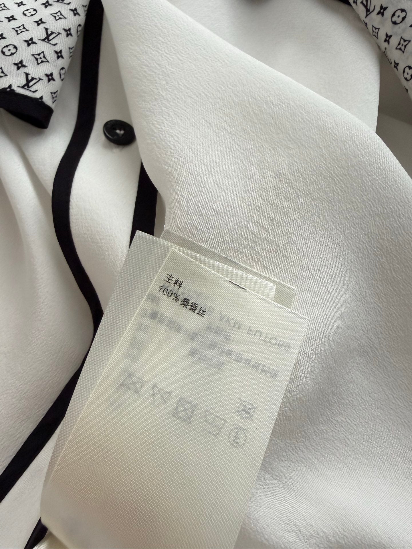 路L家-26黑白撞色老花飄帶印花絲質襯衫