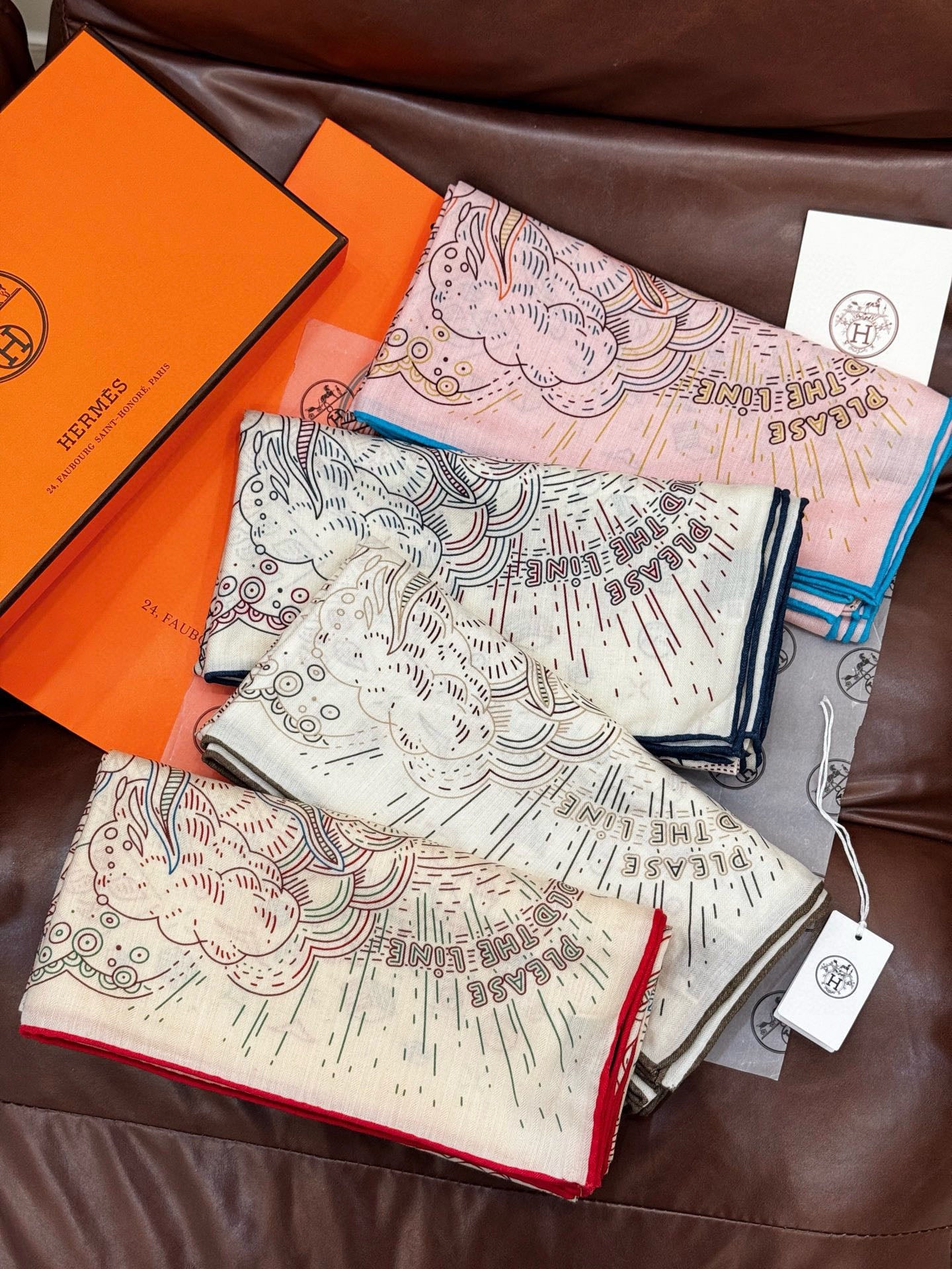 小愛款-手工捲邊絲絨方巾 135 x 135