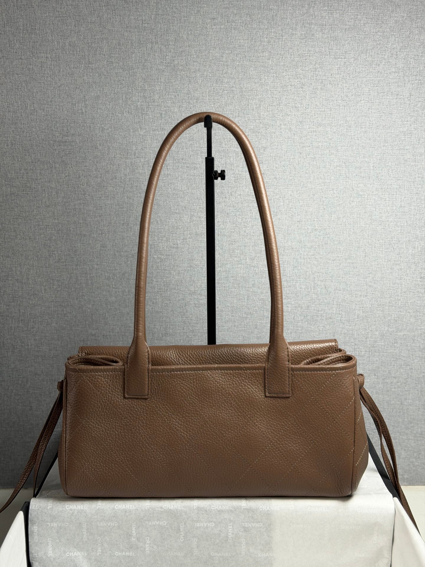小香家-26S荔枝紋法棍包 巧克力棕