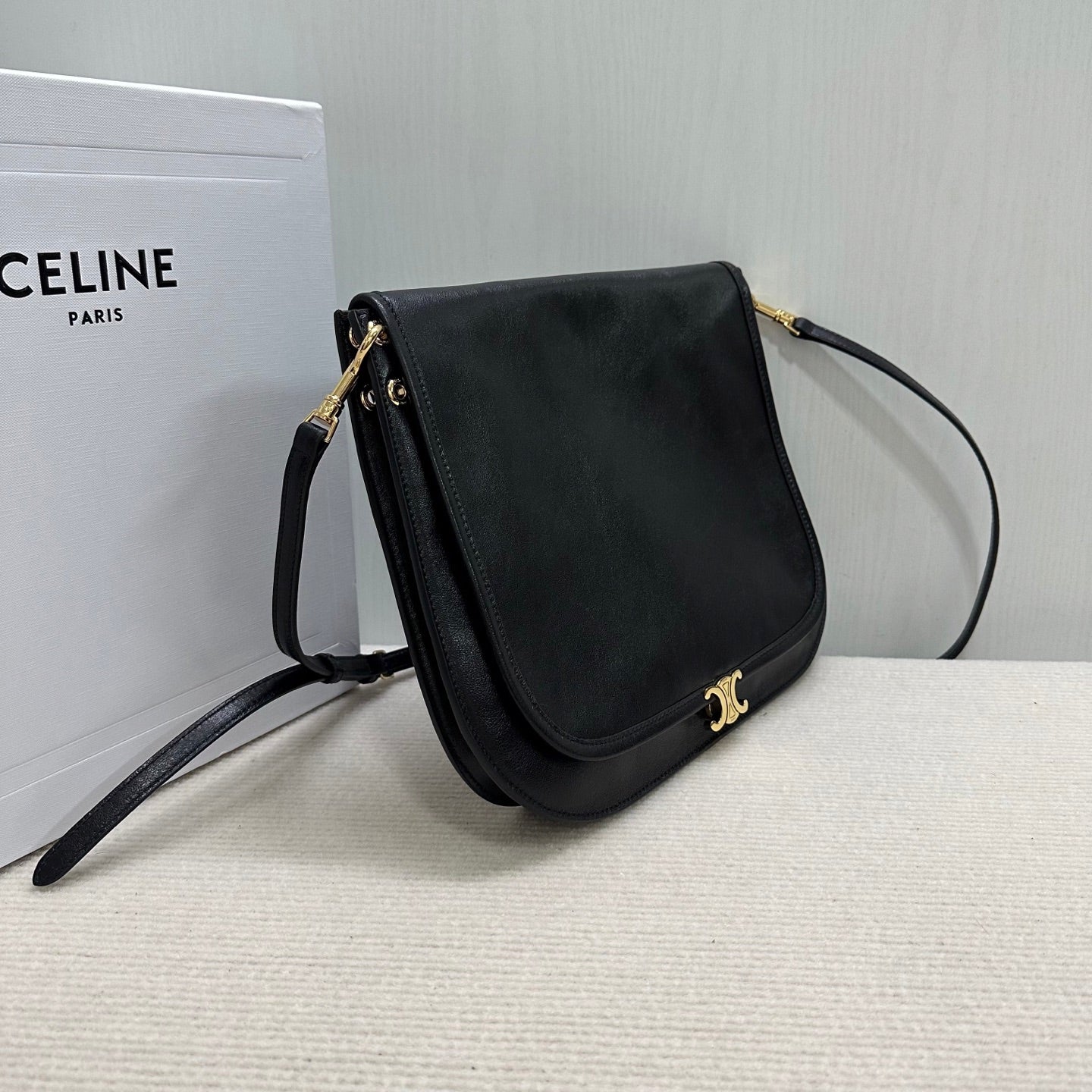 賽C家-2026春夏的新款 Soft Triomphe Besace 小羊皮 黑色