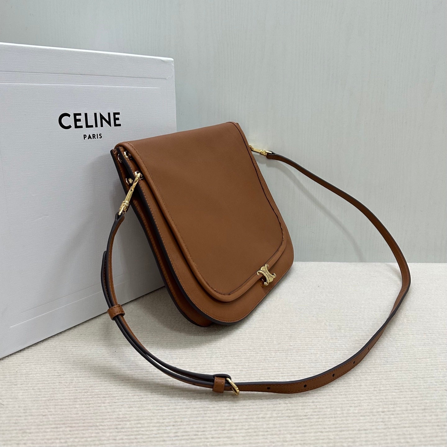 賽C家-2026春夏的新款 Soft Triomphe Besace 小羊皮 棕色