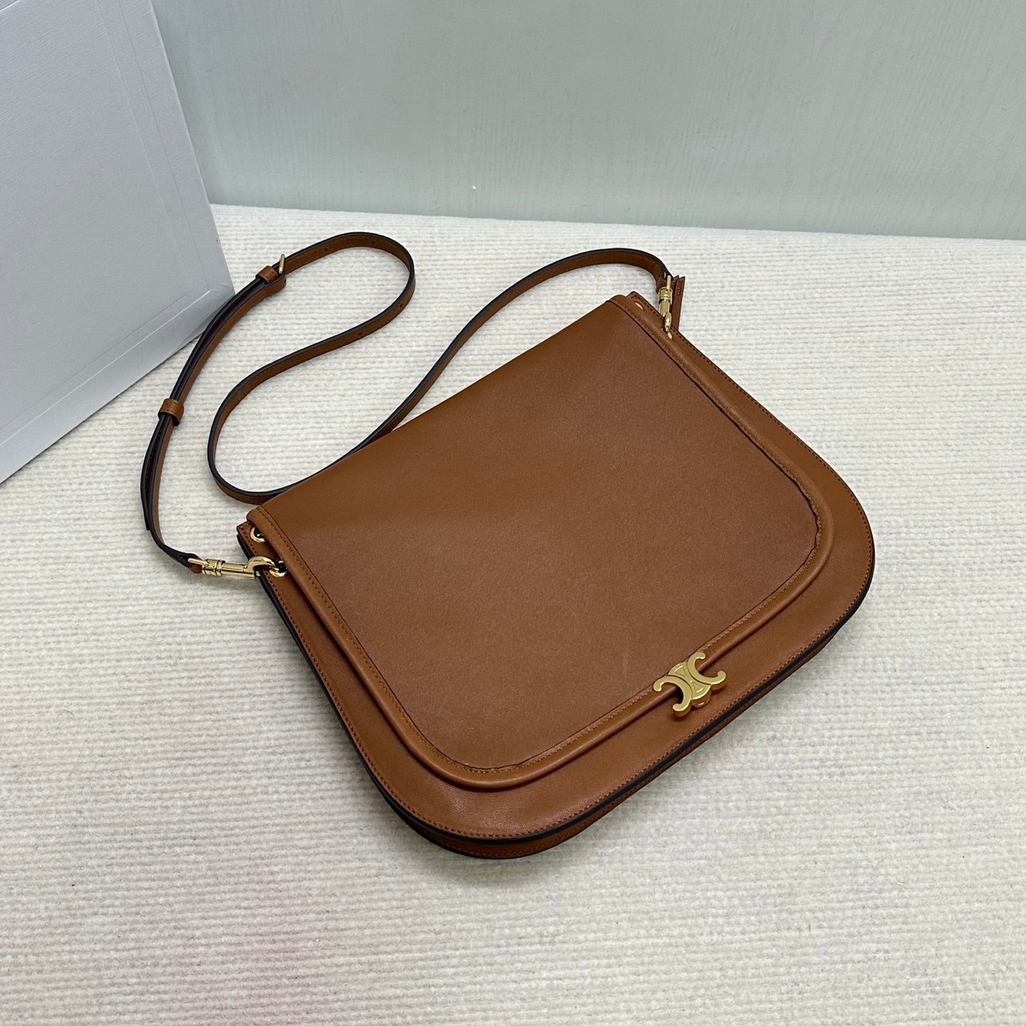 賽C家-2026春夏的新款 Soft Triomphe Besace 小羊皮 棕色