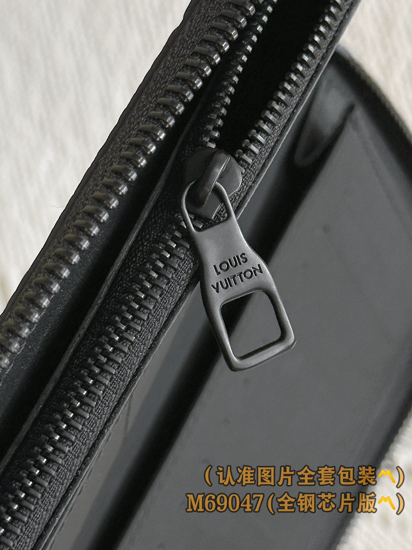 路L家-M69047 拉鏈直式錢包-壓花黑色