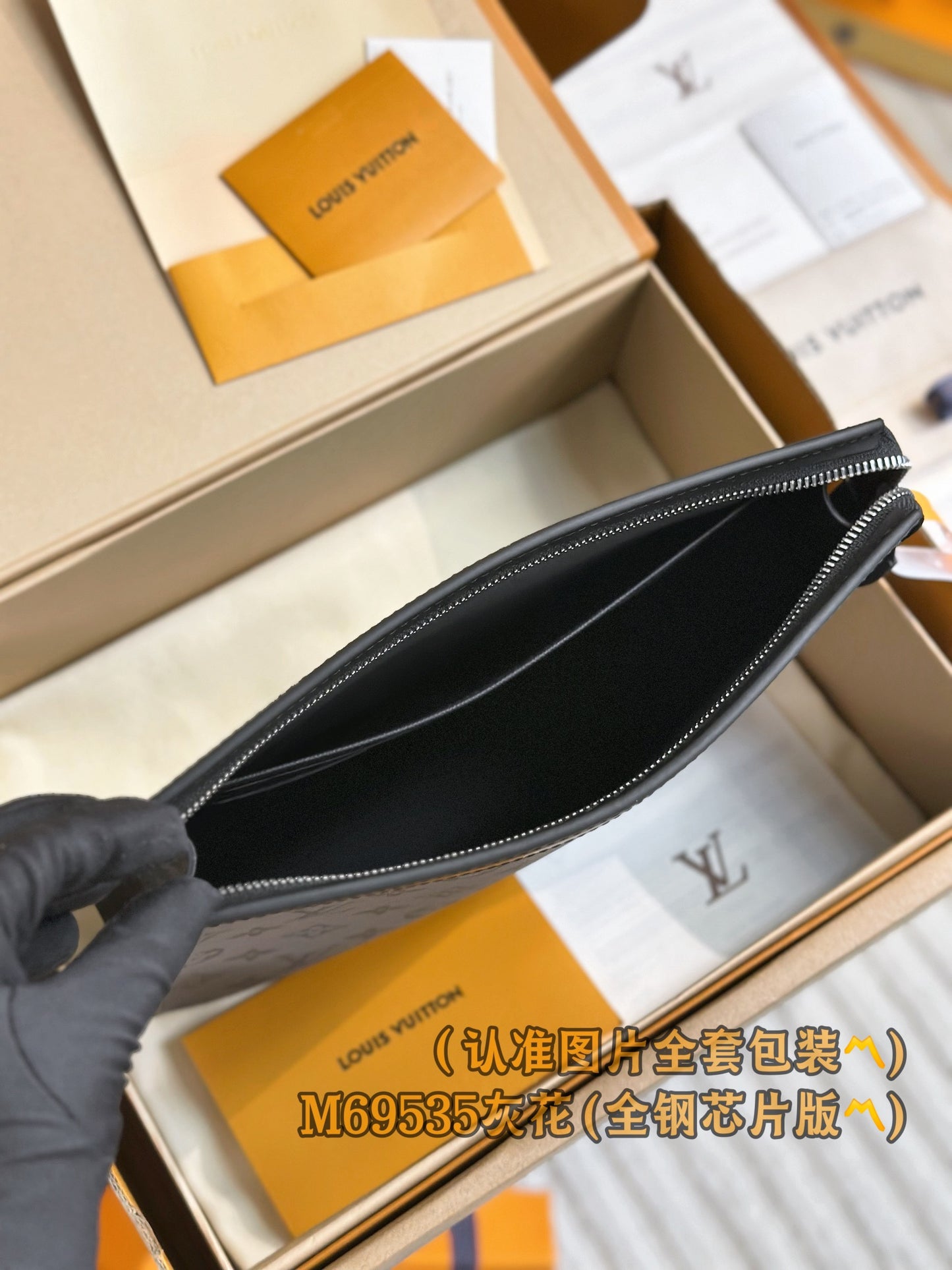 路L家- M69535-Pochette Voyage MM 大型手袋包-灰色老花款