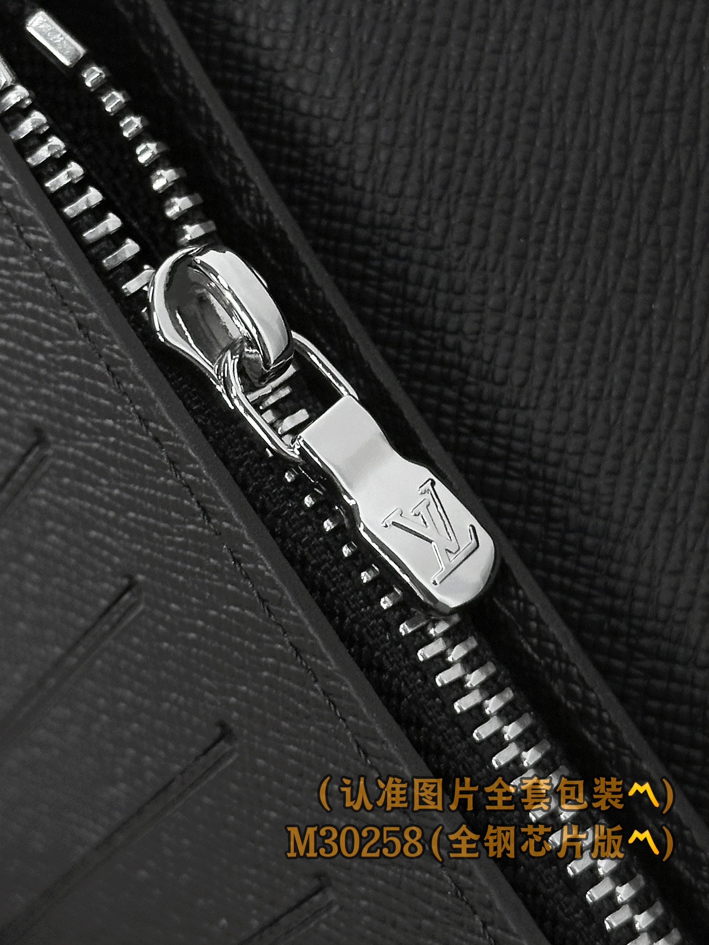 路L家- M30258  Brazza錢包-十字紋黑