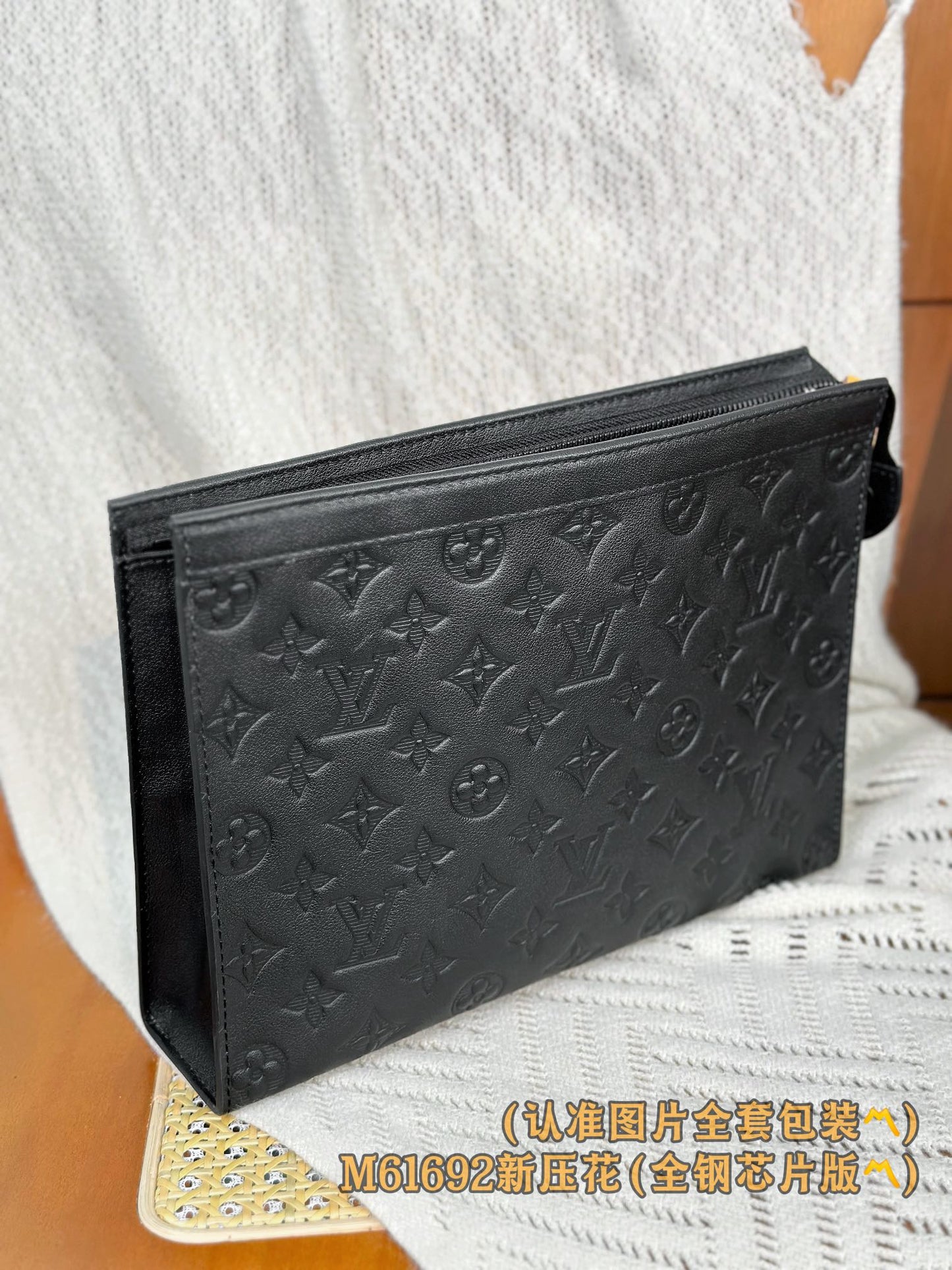 路L家-M61692 Pochette To-Go中型手袋包-黑色 新壓花款