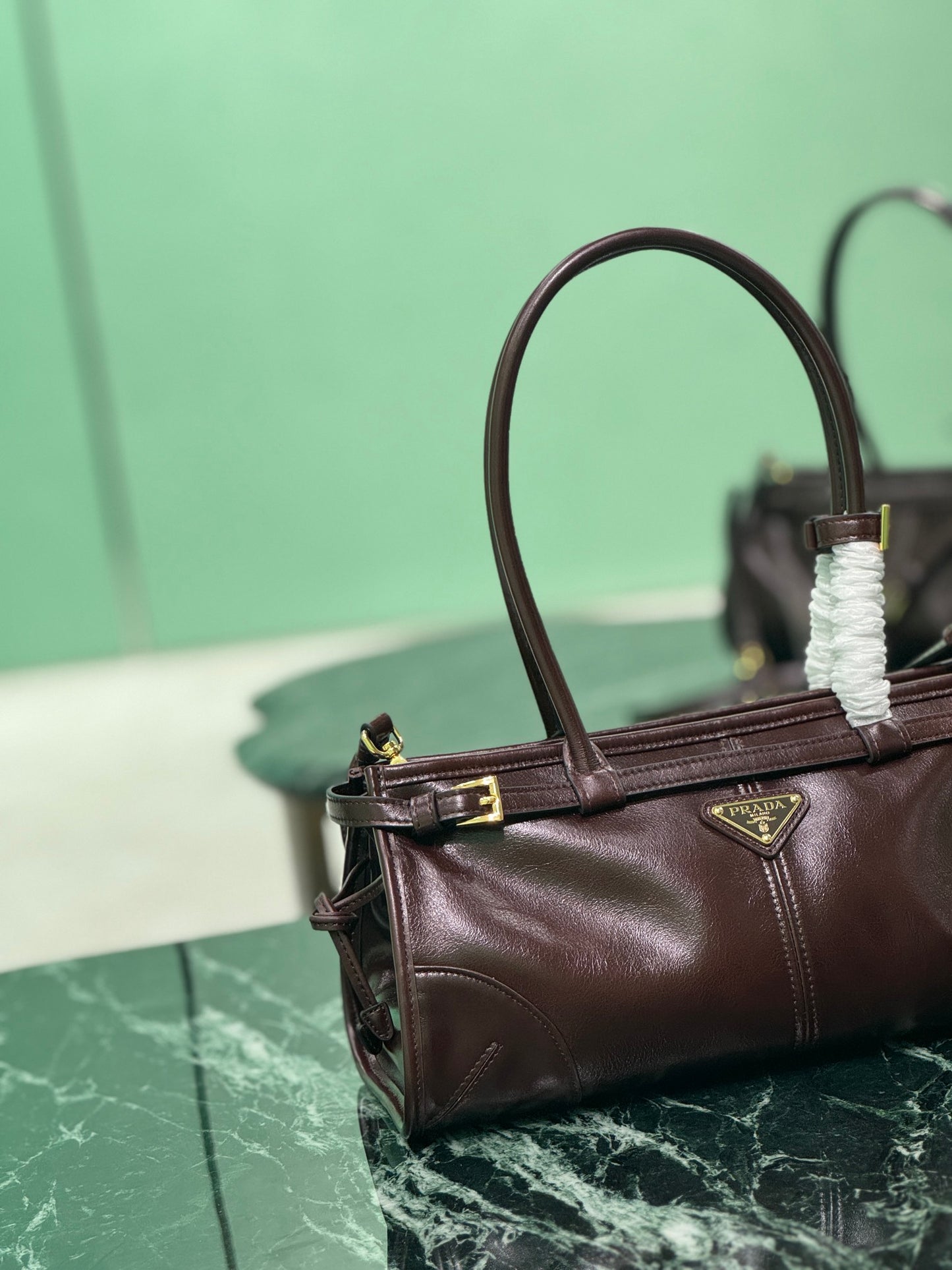 普P家-1BA426 SoftLux手提包 小號 漆皮咖色