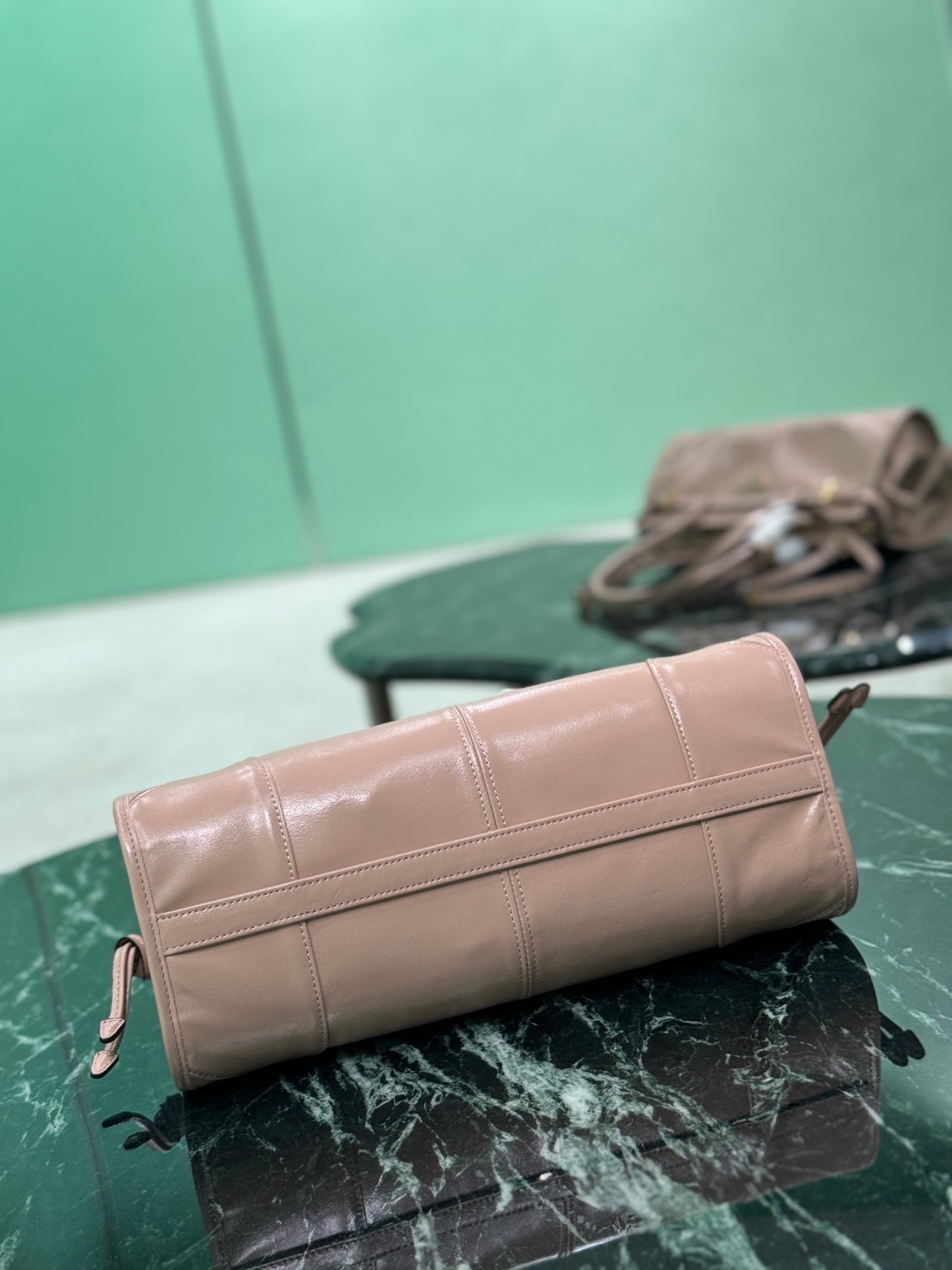 普P家-1BA426 SoftLux手提包 小號 漆皮粉色
