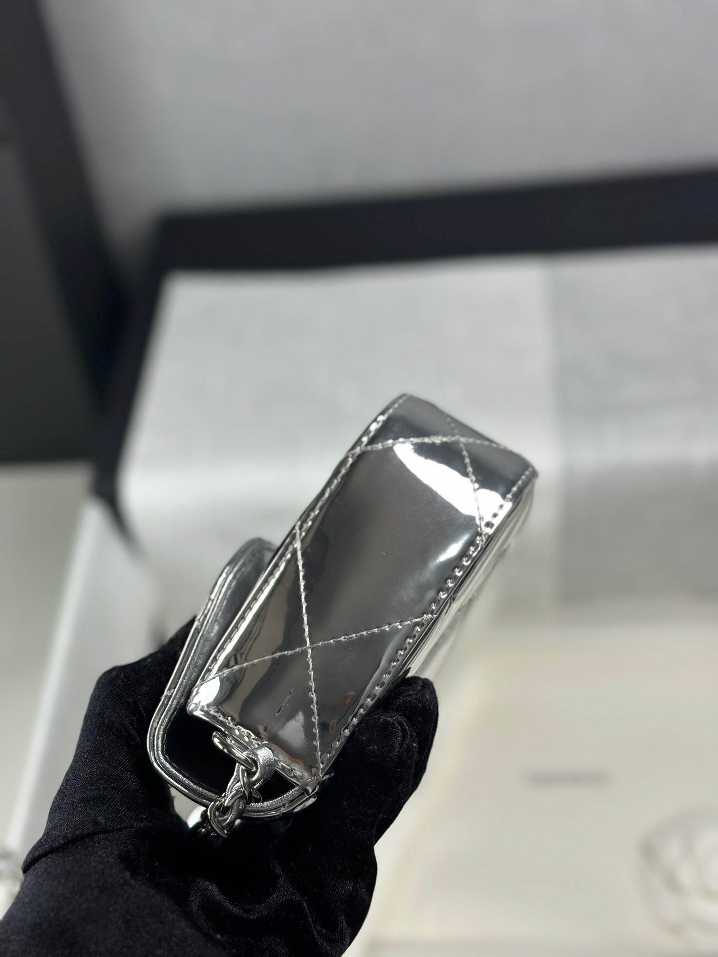 小香家-25k秀場款 銀色漆皮手柄法棍包