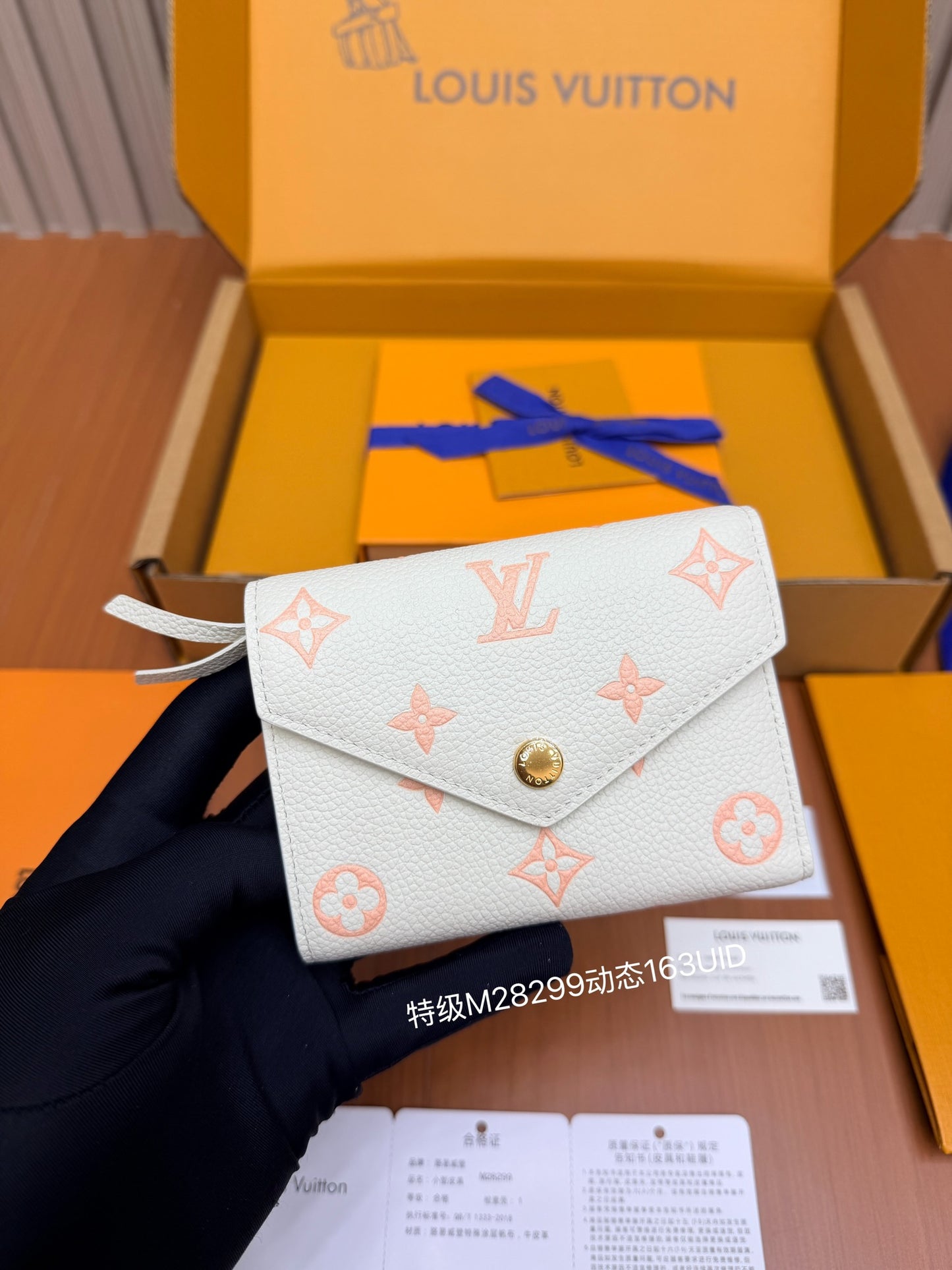 路L家-M28299 信封三折短夾 白粉色