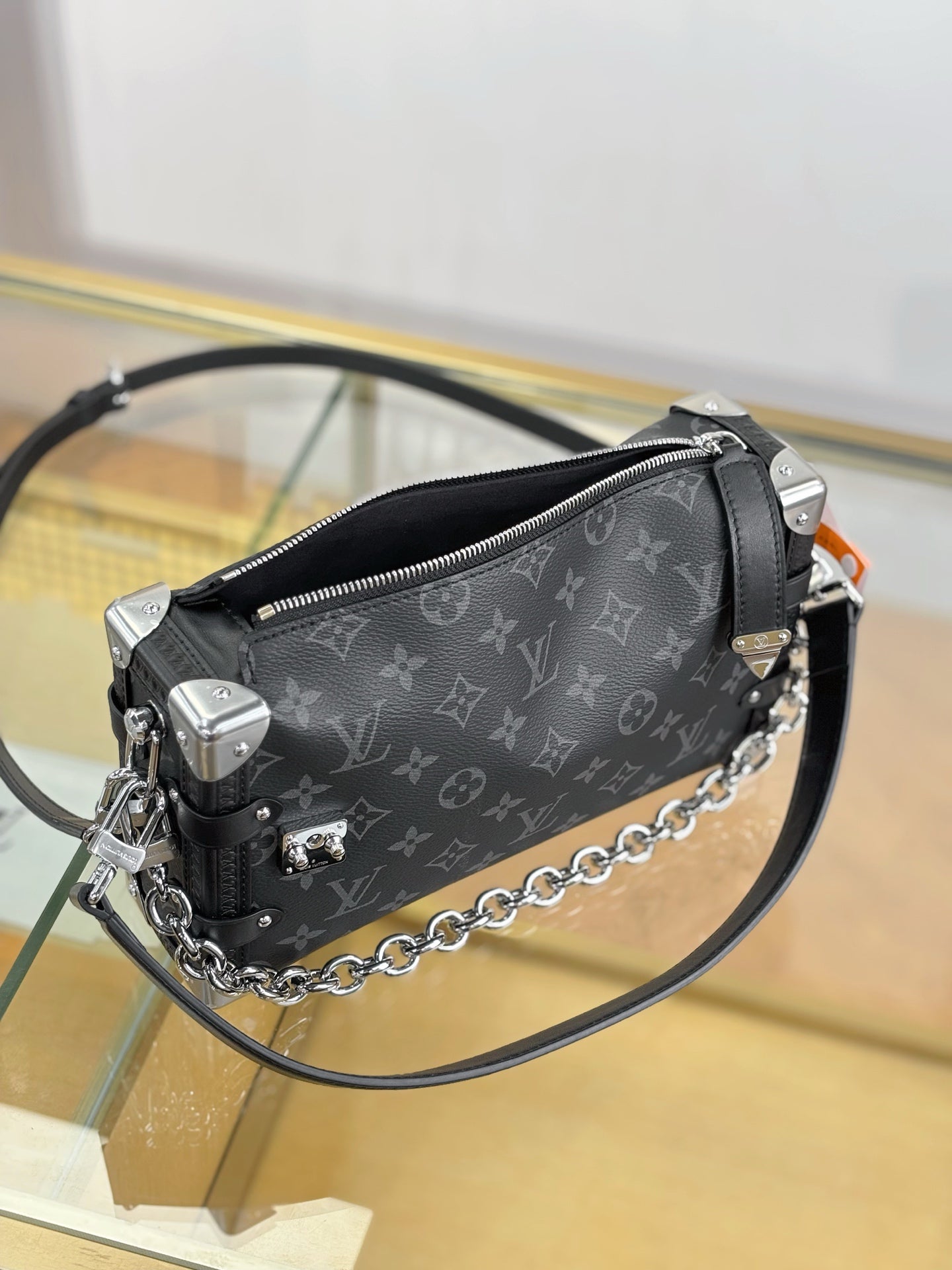 路L家-M26226 SIDE TRUNK EAST WEST中型手袋-黑花