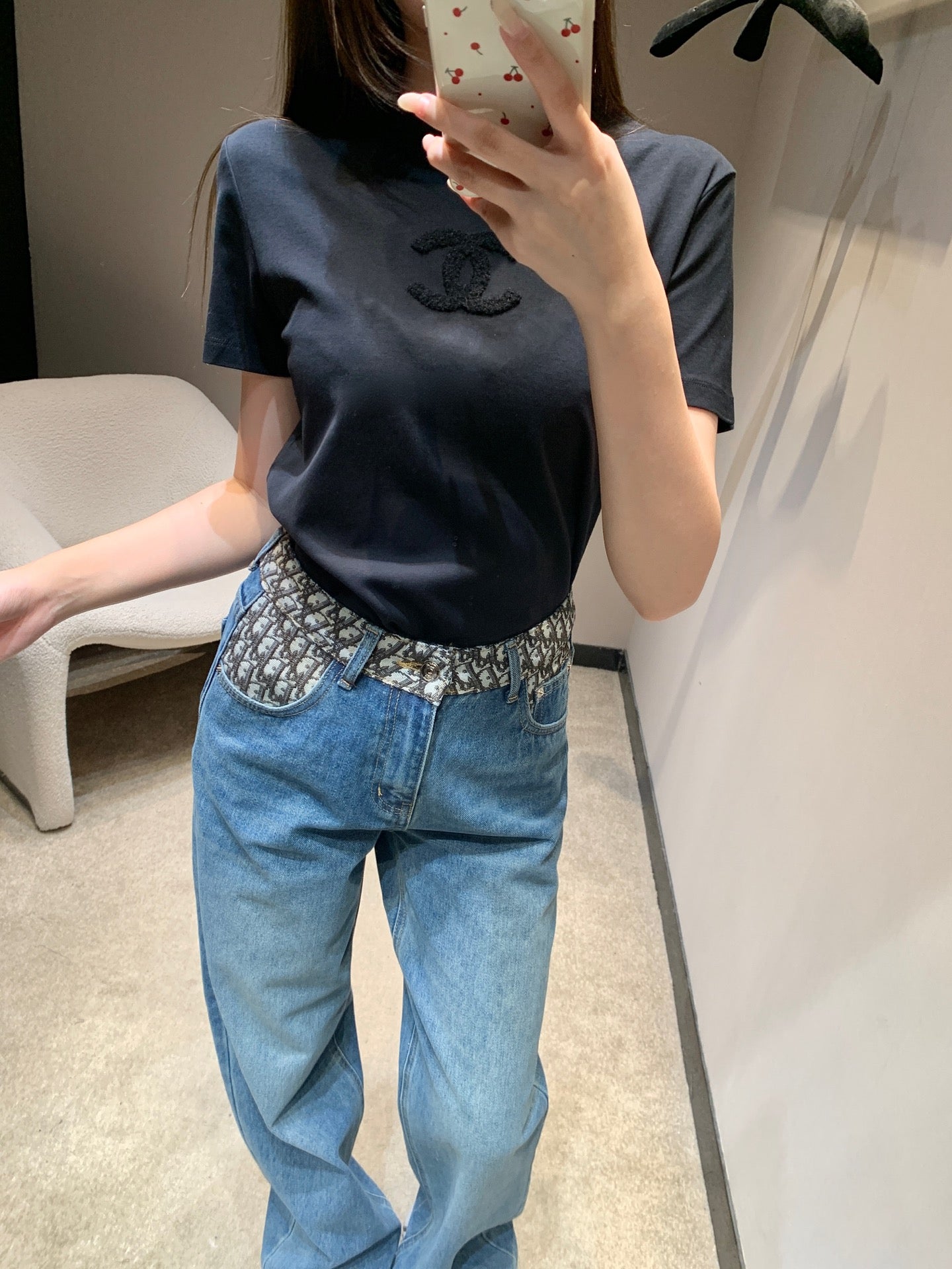 小香家- 26毛巾繡logo圓領短袖T 黑色