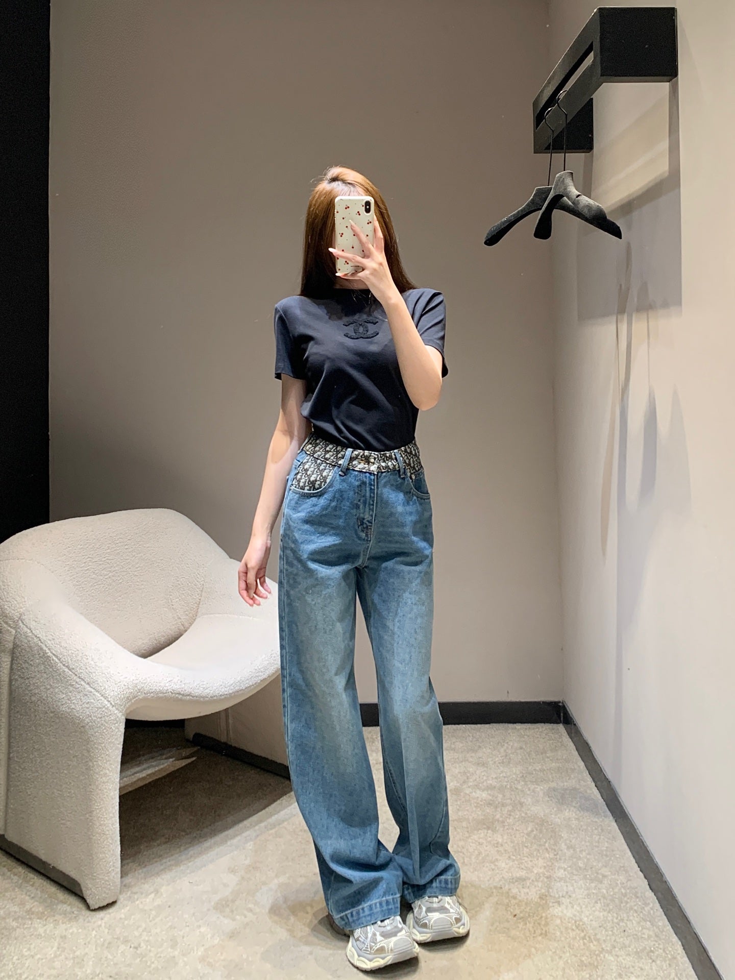 小香家- 26毛巾繡logo圓領短袖T 黑色