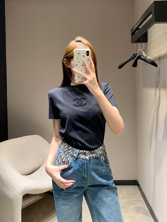 小香家- 26毛巾繡logo圓領短袖T 黑色