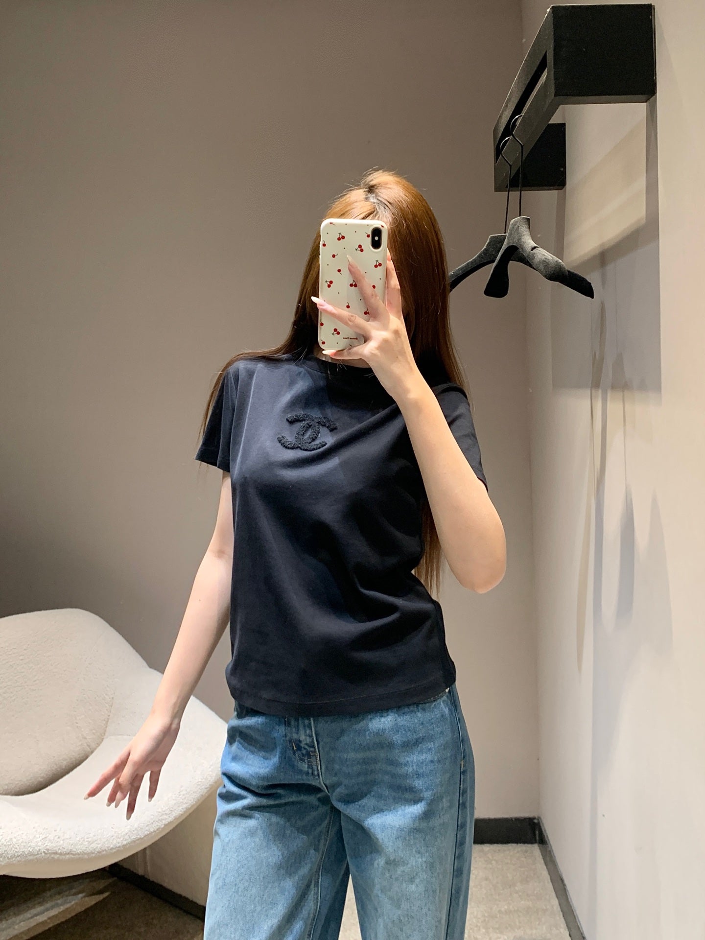 小香家- 26毛巾繡logo圓領短袖T 黑色