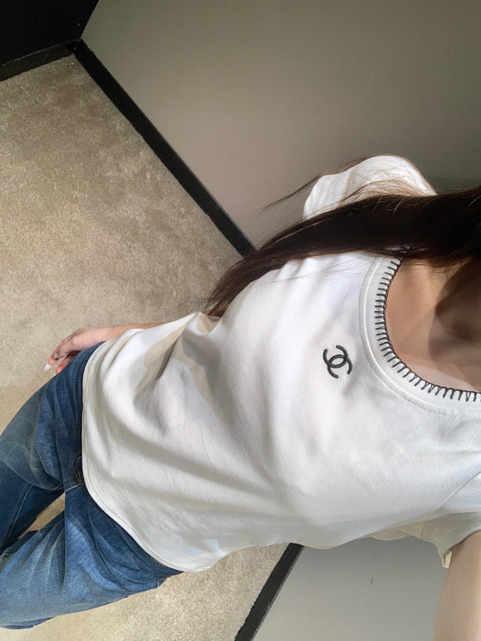 小香家-字母刺繡撞色線鎖邊領短袖T 白色