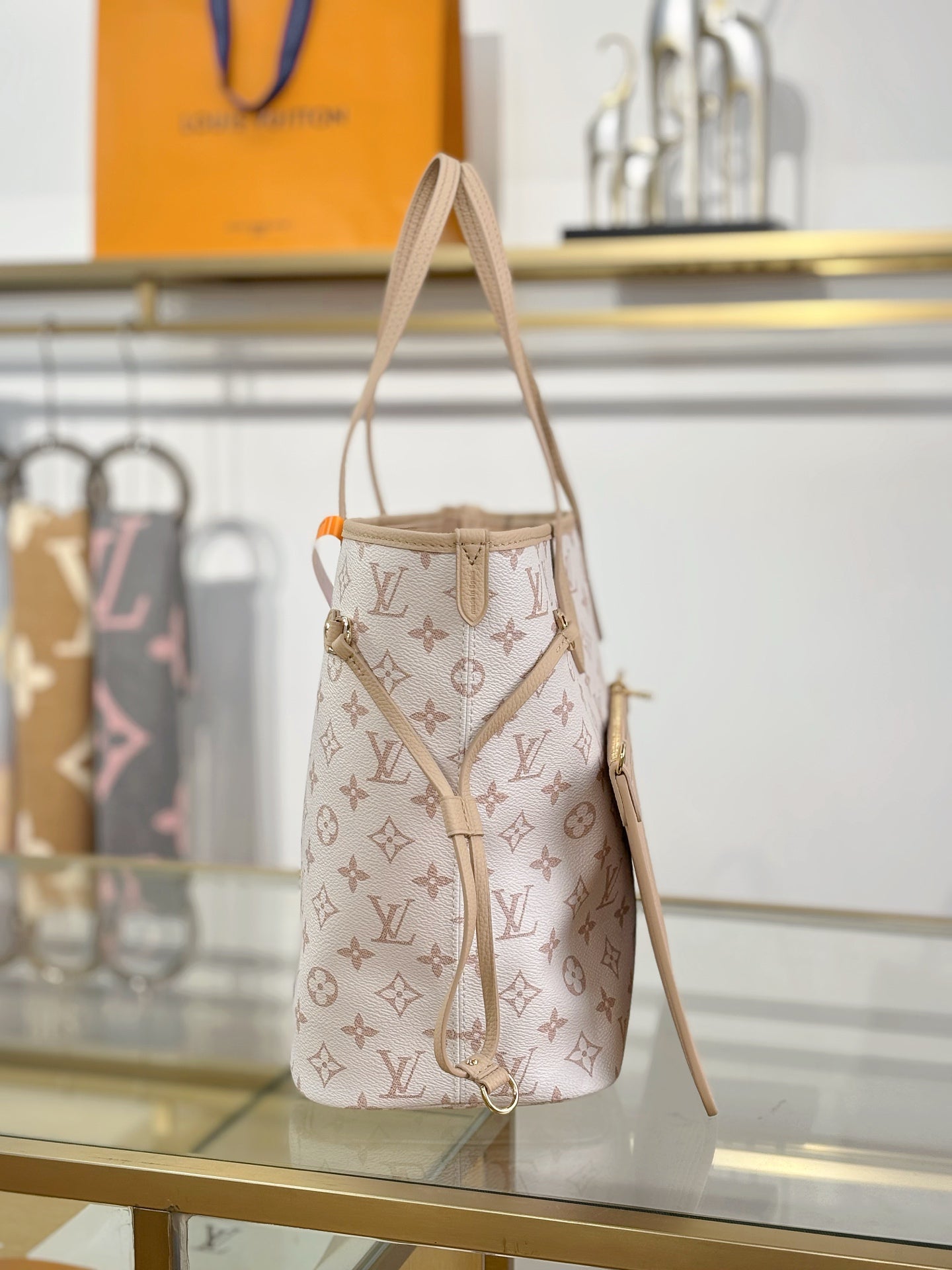 路L家-M25665 NEVERFULL INSIDE OUT中型手袋-白花